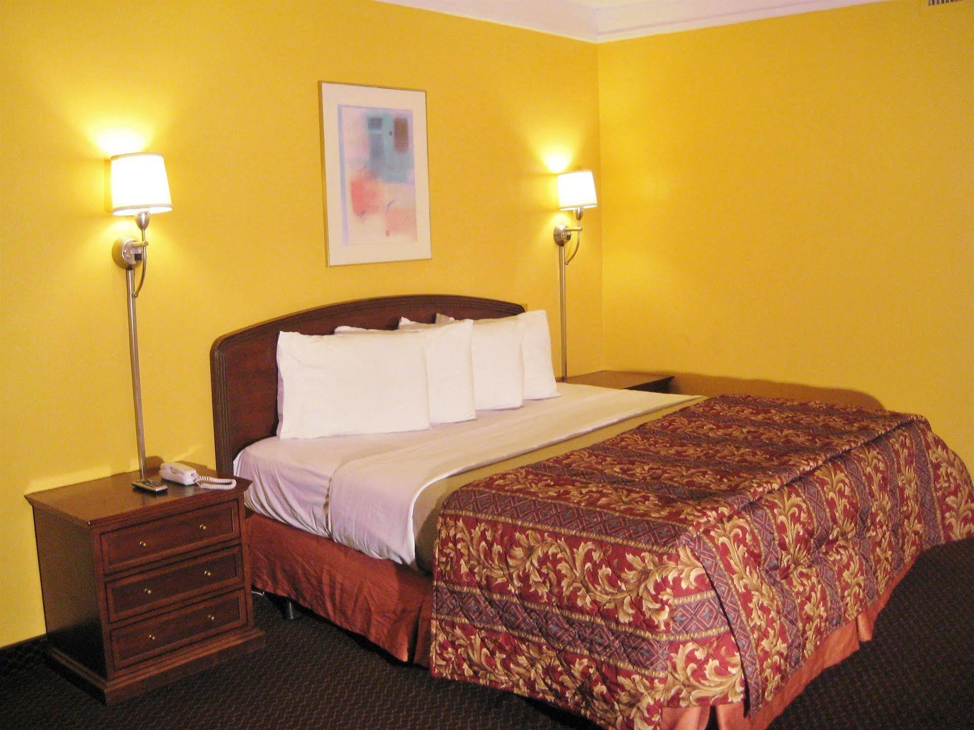 Charlotte Express Inn Exterior photo